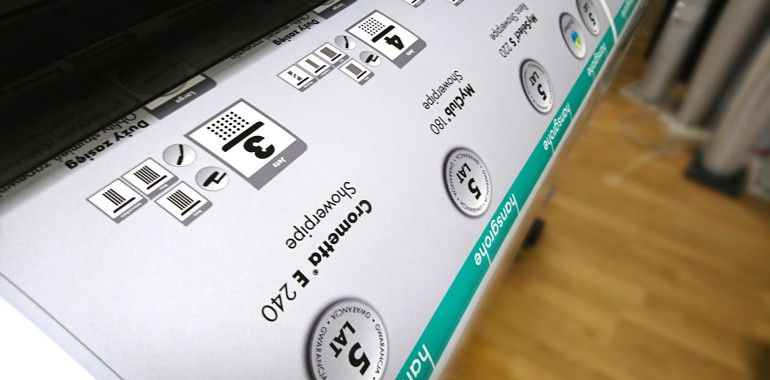 Naklejki wielkoformatowe.